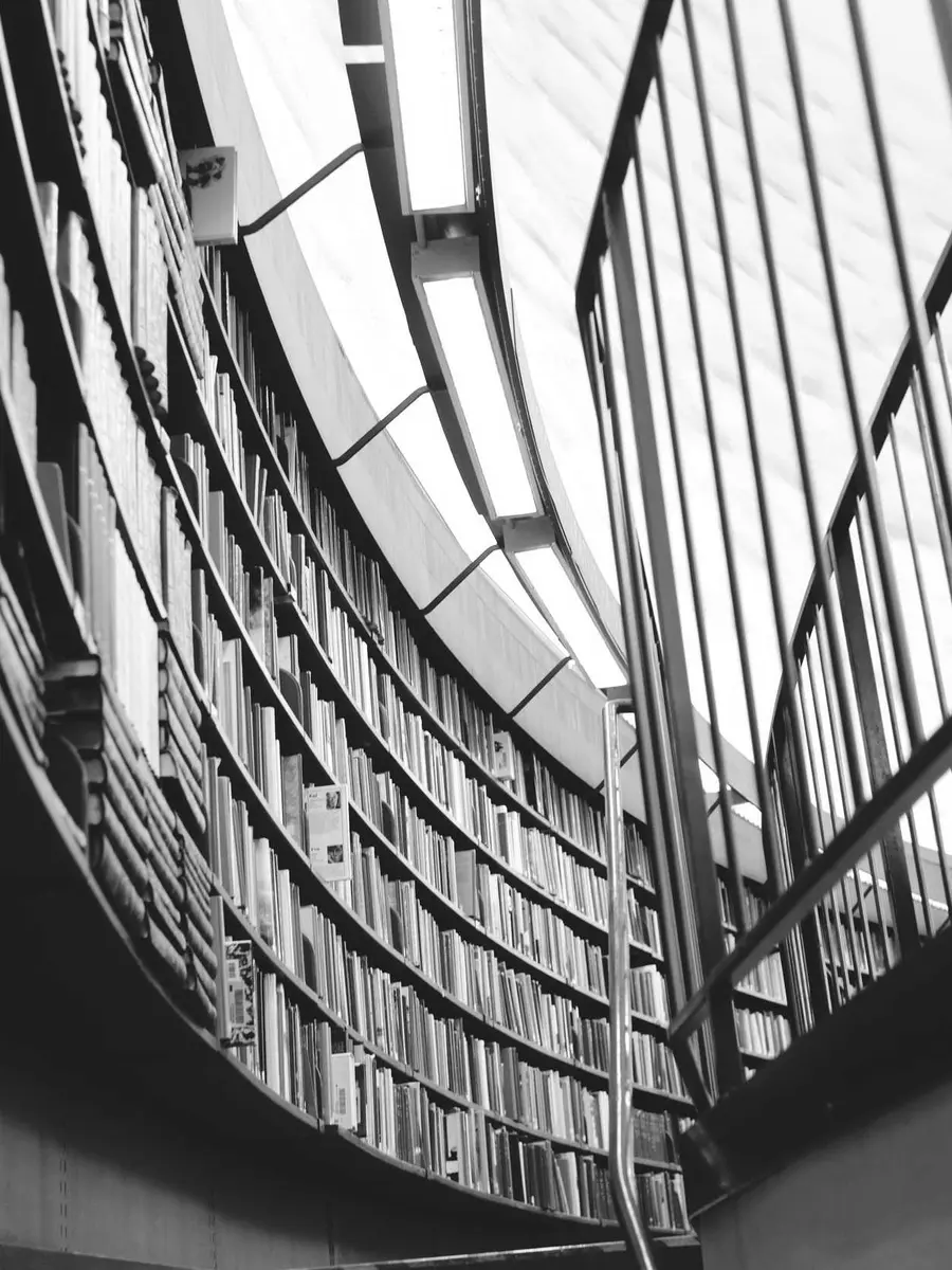 Estantes curvas de uma biblioteca vistas de baixo
