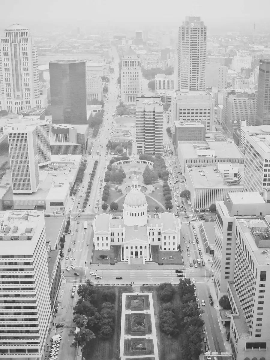 Cidade vista do alto com uma praça central