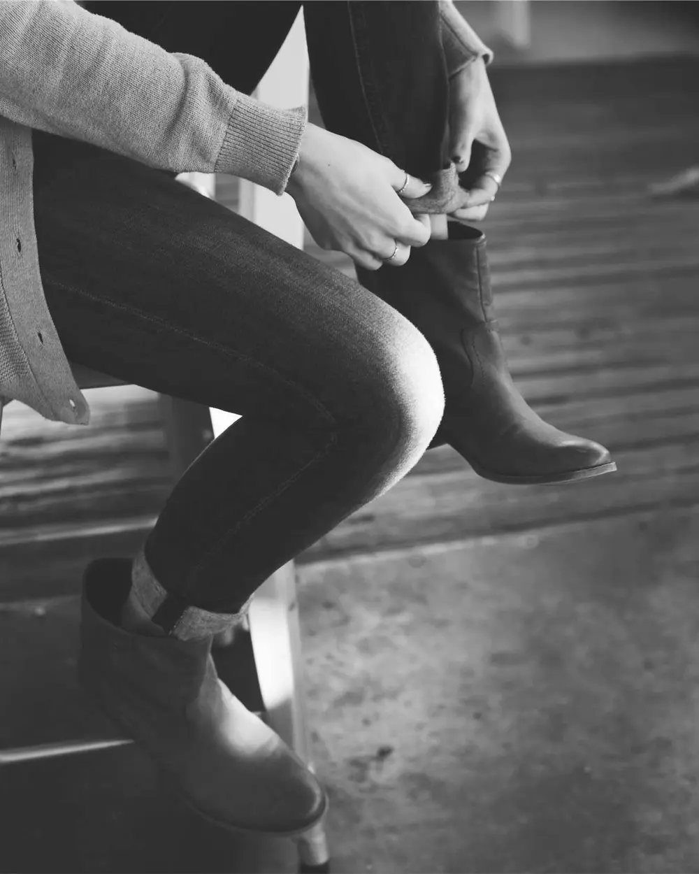 Detalhe de jeans e botas de couro