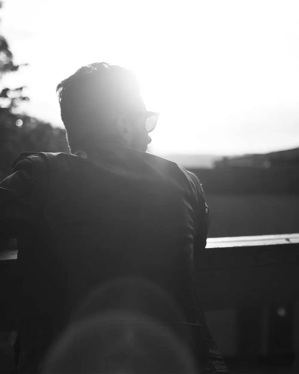 Retrato de perfil contra a luz